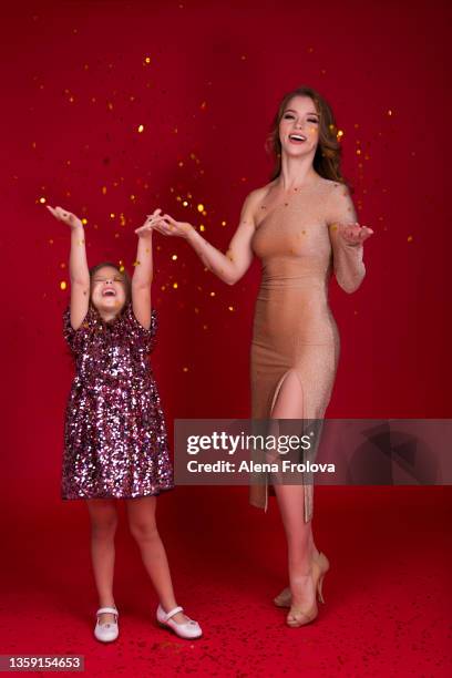 portrait of beautiful mother and daughter  celebraiting christmas - fashion family stock-fotos und bilder