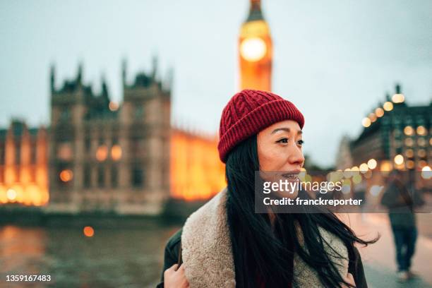 tourist in london at westminster bridge - city of westminster london 個照片及圖片檔
