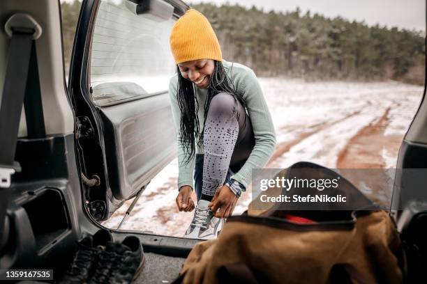 mujer preparándose para el entrenamiento - carro de corrida fotografías e imágenes de stock