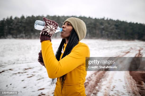 woman drinks water after training - drinking cold drink stock pictures, royalty-free photos & images