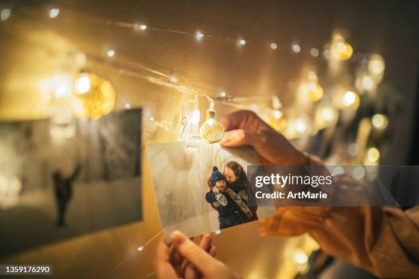 familienerinnerungen in der weihnachtszeit - hanging christmas lights stock-fotos und bilder