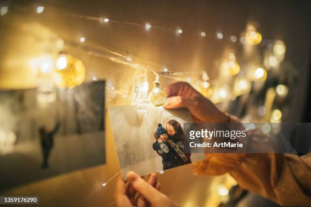 family memories in christmas time - remembrance imagens e fotografias de stock