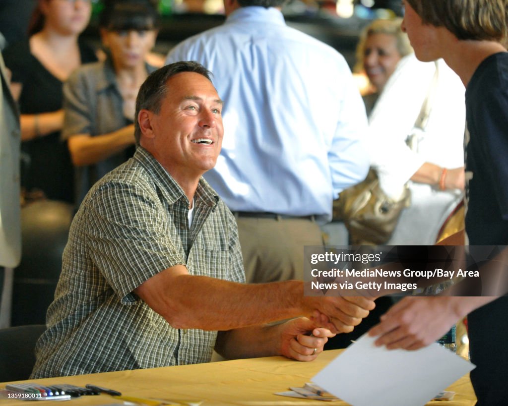 Former San Francisco 49er Dwight Clark, shakes hands with one of the  News Photo - Getty Images