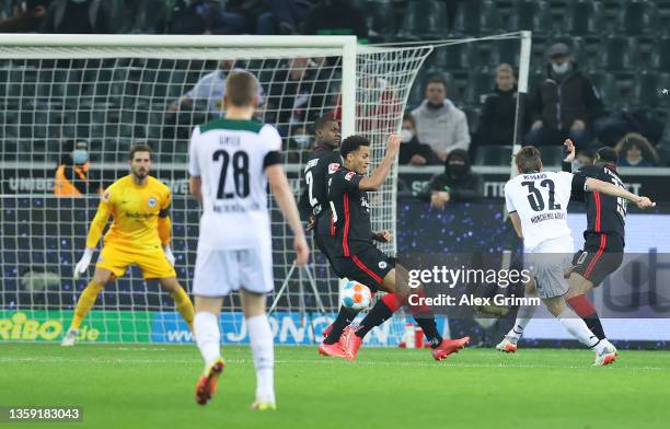 Florian Neuhaus of Borussia Moenchengladbach scores their sides first goal during the Bundesliga match between Borussia Mönchengladbach and Eintracht...