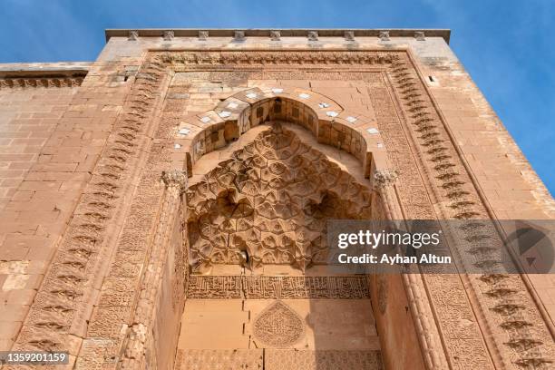 zinciriye madrasa(sultan isa madrasa, artuqid dynasty)  in the historical part of mardin, turkey - mardin stock pictures, royalty-free photos & images