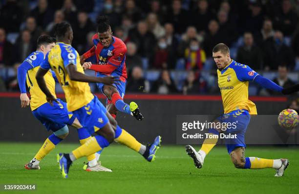 Wilfried Zaha of Crystal Palace scores their sides first goal whilst under pressure from Lyanco of Southampton during the Premier League match...