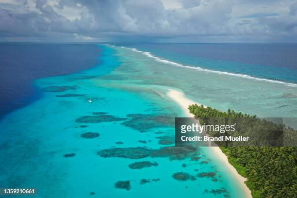 aerial view kwajalein atoll - islas marshall fotografías e imágenes de stock