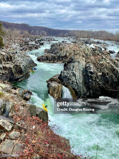 kajakfahren des wasserfalls - great falls national park - k1 kayaking stock-fotos und bilder