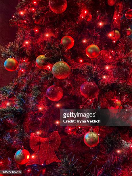 christmas tree decorations  with baubles in red color. - christmas decorations stockfoto's en -beelden