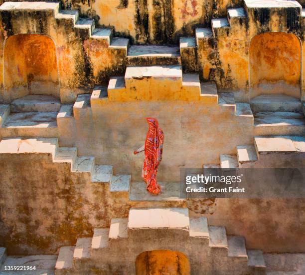 a single woman at step well - stepwell india 個照片及圖片檔