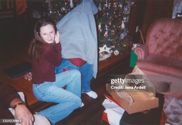 vintage christmas with family, 2000s christmas, 1990s christmas - over de 90 - fotografias e filmes do acervo