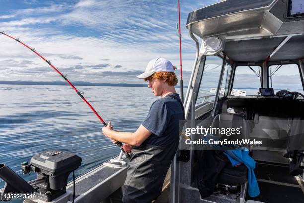 adolescente tambaleándose en un gran salmón chinook (salmón rey). - king fish fotografías e imágenes de stock