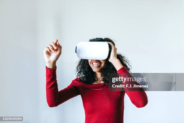 woman with virtual reality glasses - virtual fotografías e imágenes de stock