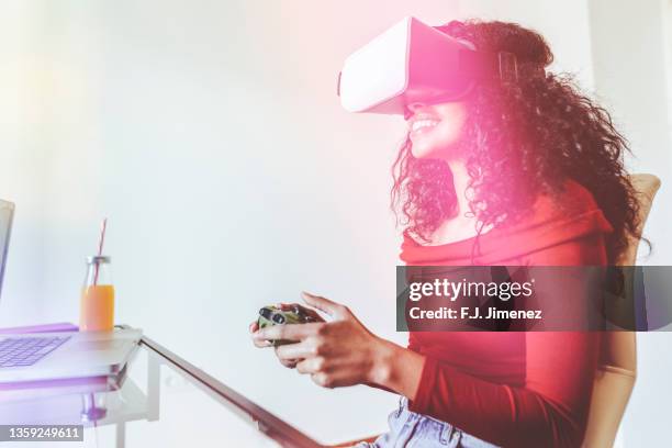 woman playing with virtual reality glasses and laptop - ces 2018 stock-fotos und bilder