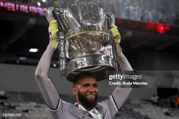 Everson of Atletico Mineiro lifts the champions trophy after winning the second leg match between Athletico Paranaense and Atletico Mineiro as part...