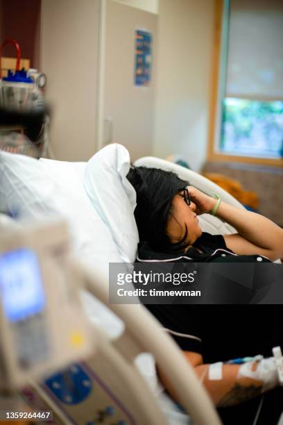 pregnant woman in hospital bed with painful contractions before labor - delivery room stock pictures, royalty-free photos & images