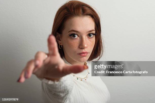 woman with freckles and glasses gesturing - gesto con la mano foto e immagini stock