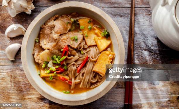 chinesische hausgemachte buchweizennudeln, gekocht mit geschnittenem bambusspross, fleisch und würziger brühe - bambussprossen stock-fotos und bilder