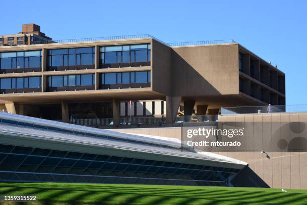 milwaukee county war memorial center - cantilevered blocks, milwaukee, wisconsin, usa - war memorial stock pictures, royalty-free photos & images
