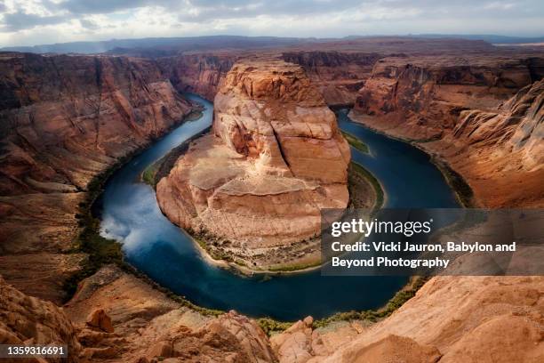 beautiful dramatic view of horseshoe bend near lake powell, arizona - glen canyon stock-fotos und bilder