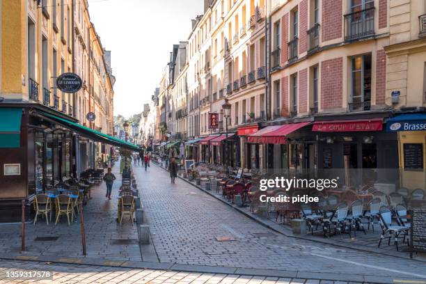 rue satory. the restaurant and bar section of versailles, france - 伊夫林 個照片及圖片檔