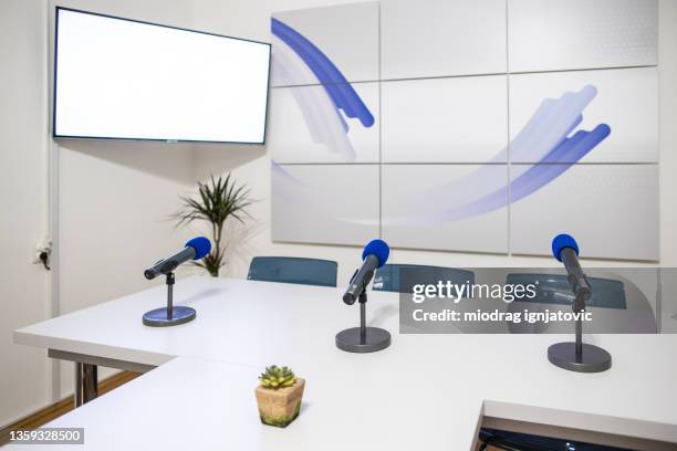 empty press room - press conference table stock pictures, royalty-free photos & images