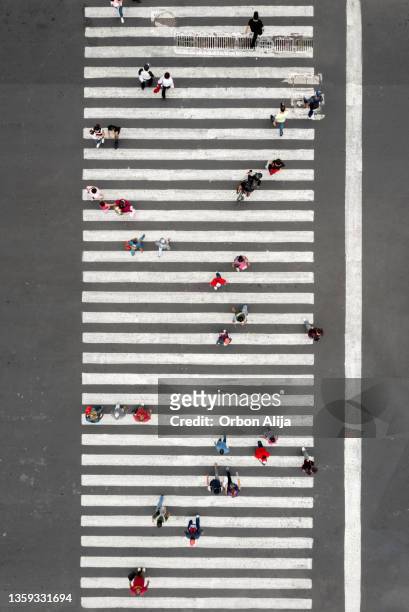 vista aerea di una folla che attraversa la strada - attraversamento pedonale foto e immagini stock