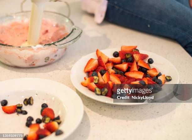 kleines mädchen mischt obst und joghurt für ein dessert zusammen - blender stock-fotos und bilder