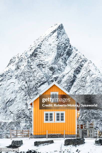 fisherman cabin and mountains covered with snow, norway - skandinavische kultur stock-fotos und bilder