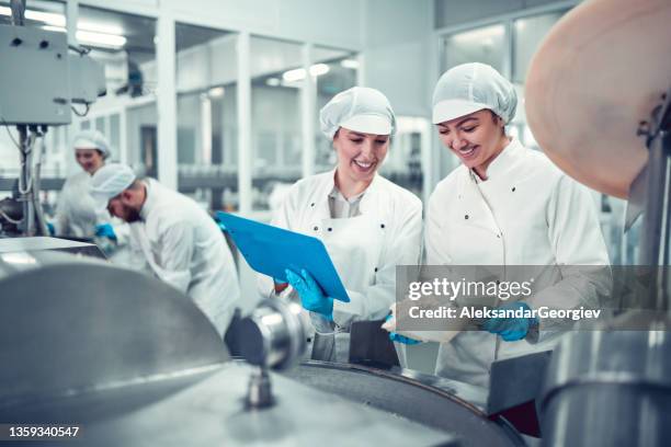 fabrikarbeiter füllmaschine mit hüttenkäse für gefüllte paprika in gläsern - food factory stock-fotos und bilder