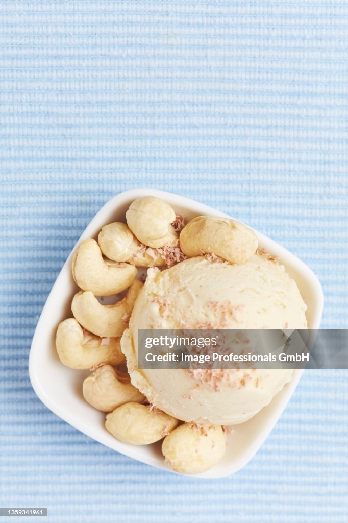 Cashew nut ice cream with cashew nuts