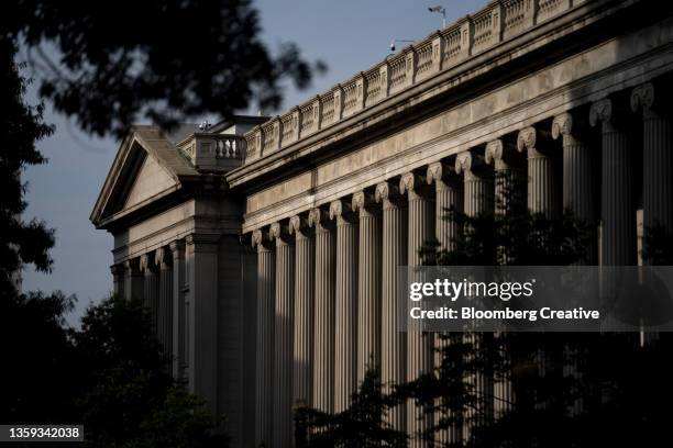 the u.s. treasury department building - amerikanisches schatzamt stock-fotos und bilder