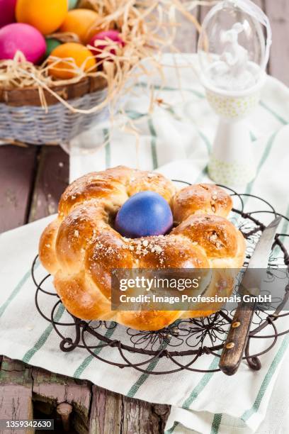 a traditional easter nest bread with an easter egg - geflochtenes brot stock-fotos und bilder