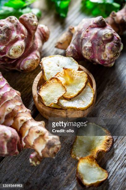 topinambur - jerusalem artichoke. homemade chips - jerusalem artichoke stock pictures, royalty-free photos & images
