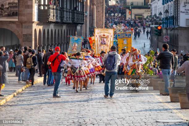 darsteller bei einem tanzfestival in cusco, peru - paradeplatz stock-fotos und bilder