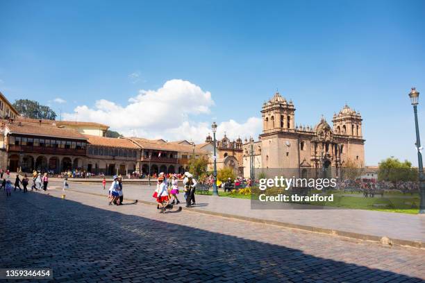 escena cándida en la plaza de armas en cusco, perú - peruvian culture fotografías e imágenes de stock
