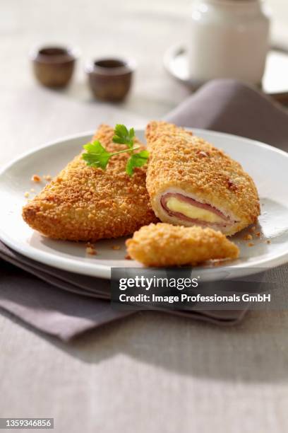 cordon bleu escalopes - cordon bleu stock-fotos und bilder