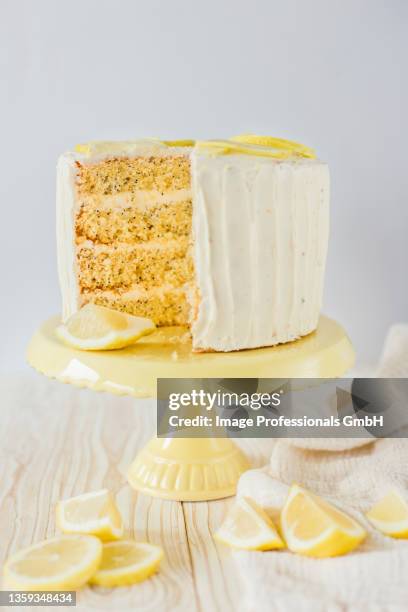 lemon layer cake, sliced - torta a strati foto e immagini stock