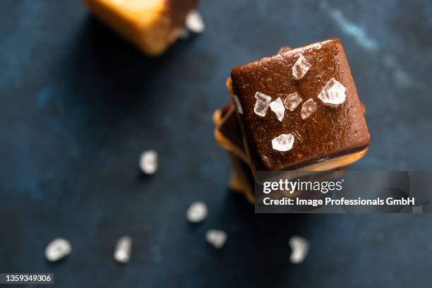 home-made salted caramel and chocolate fudge - karamell stock-fotos und bilder