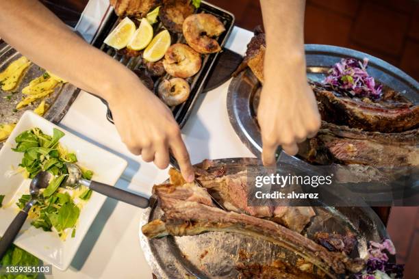 manos de un hombre comiendo carne en un restaurante - argentina steak fotografías e imágenes de stock