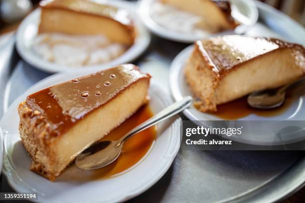 argentinian flan tart slices on serving tray - flan tart stockfoto's en -beelden