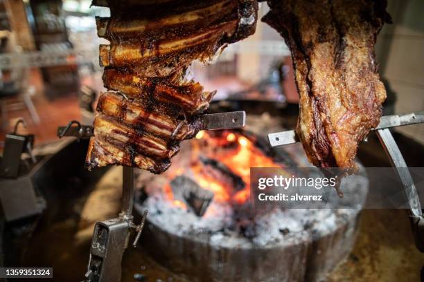 primer plano de asados de carne en asador - argentina steak fotografías e imágenes de stock