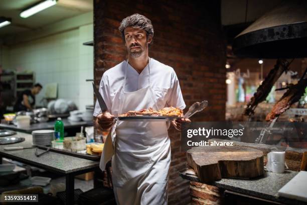 chef de blanco trabajando en cocina comercial - argentina steak fotografías e imágenes de stock