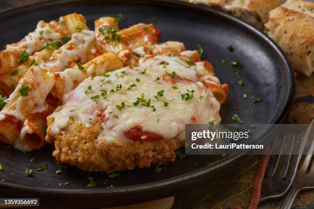 crispy chicken parmesan - chicken parmigiana stock pictures, royalty-free photos & images