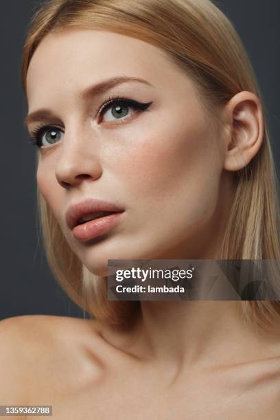 beautiful woman with cat-eye make-up - ear close up women stockfoto's en -beelden