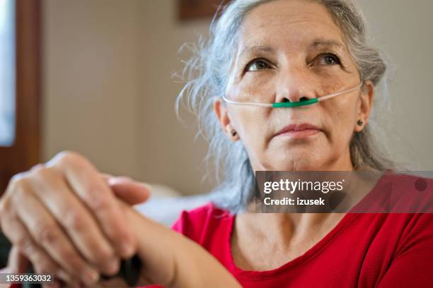 senior woman receiving oxygen - oxigénio fenómeno natural imagens e fotografias de stock