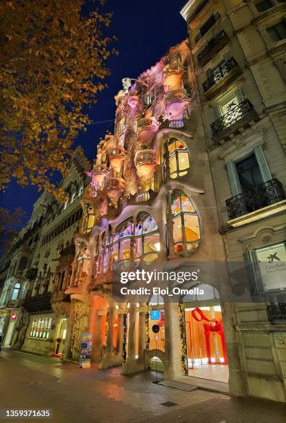 nachtansicht im freien gaudis kreationshaus casa batllo - casa batllo stock-fotos und bilder