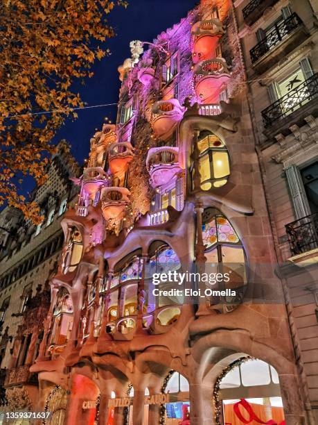 casa batllo entworfen von antoni gaudi in der innenstadt von barcelona spanien bei nacht - casa exterior stock-fotos und bilder