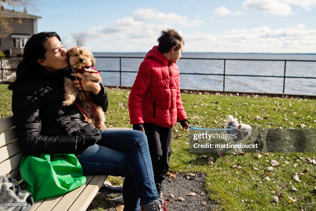 Retrato familiar de madre e hijo con perros en otoño.