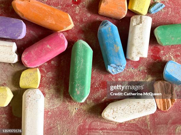 chunky pieces of chalk on red background - krijt kunstnijverheiduitrusting stockfoto's en -beelden